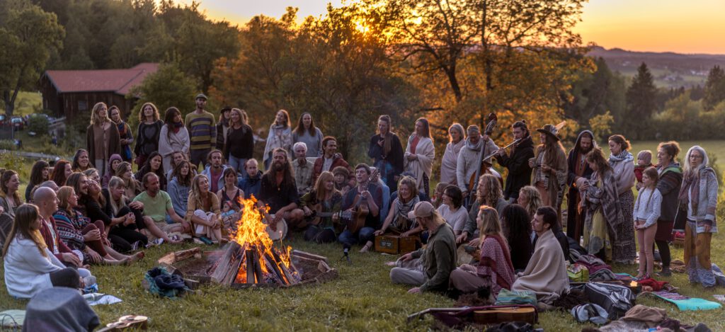 Großer Singing Circle am Lagerfeuer mit Florian Michael Litzlfelder,  NavaKala & friends